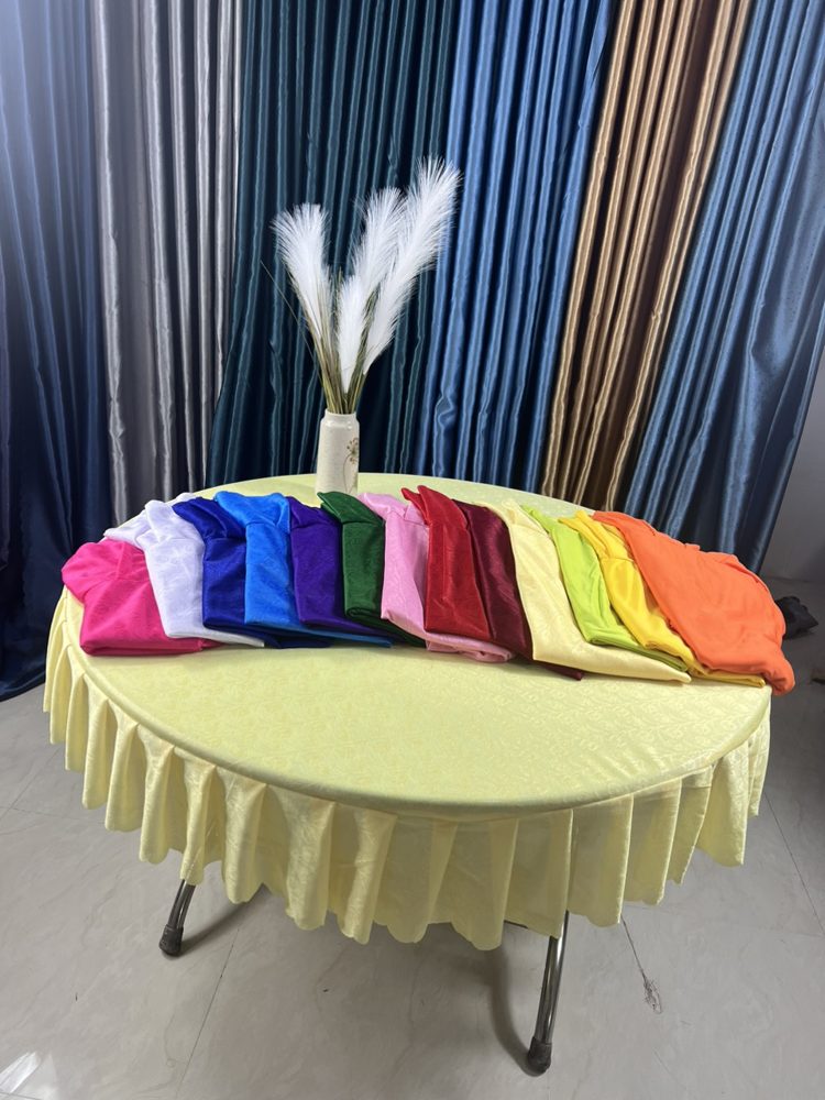 Khăn bàn tròn thun tulip nhiều màu chụp tại cửa hàng Tường Vi Home